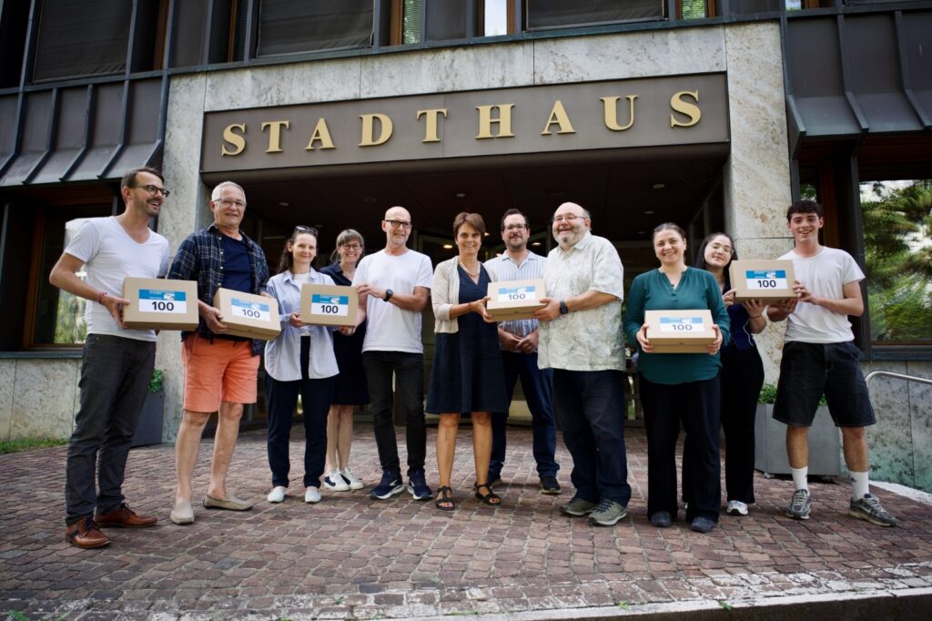 Übergabe der Unterschriften an Stadtpräsident Pascal Bassu, rechts Stadtschreiberin Melanie Imfeld zusammen mit dem Initiativkomitee und weiteren Wetziker:innen. (Foto: SP Wetzikon)